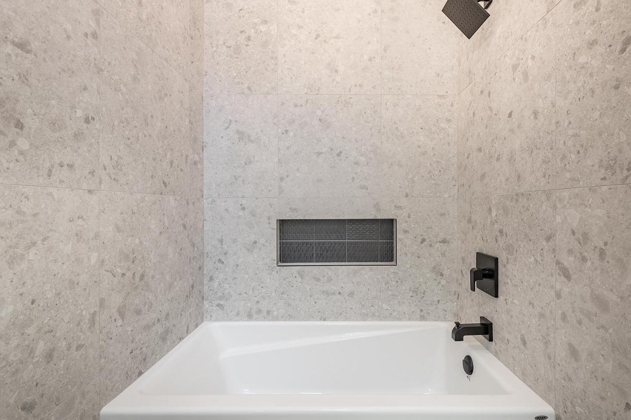 Free Parking Prime Location New Modern Condo Brossard Eksteriør bilde